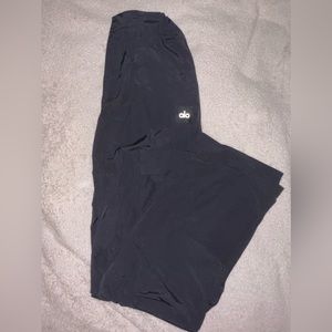 Alo Yoga- High Waisted Cargo Wide Leg Pant in Black